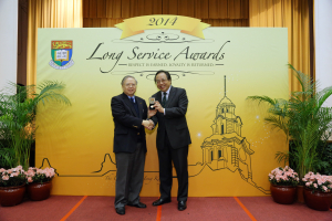 HKU Registrar Mr Henry Wai receives the 40-year award from the Vice-Chancellor Professor Lap-Chee Tsui