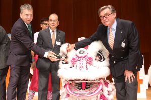 香港大學校長馬斐森教授，勞工及福利局局長張建宗先生及香港賽馬會主席施文信先生