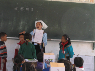 水族老師在貴州一家小學上課