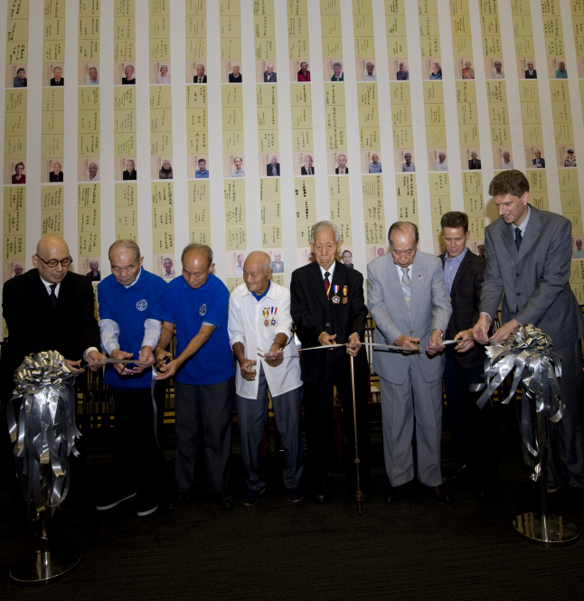 Collector of the Mountains Ablaze Collection Mr. Shu Kong Soong, HKU Associate Dean of the Faculty of Arts Professor John Mark Carroll, UMAG Director Dr. Florian Knothe with Group of Veterans.