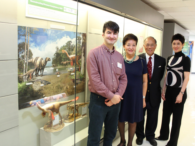 與研討會相關的短期展覽正在許士芬地質博物館作公眾展示。左起: 文嘉琪博士、馮慶鏘夫人、馮慶鏘先生及領賢慈善基金主席王幼倫女士。