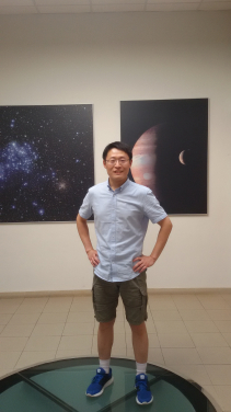 方玄博士於2017年訪問西班牙安達盧西亞天體物理學研究所（IAA-CSIC）時所攝，當時他正與Martín Guerrero博士就HuBi 1的觀測數據進行分析和深入討論。