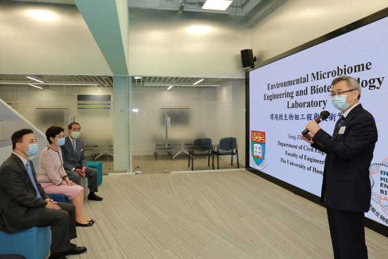 Professor Tong ZHANG, of the Department of Civil Engineering, briefs Mrs Lam on the work of the Environmental Microbiome Engineering and Biotechnology Laboratory