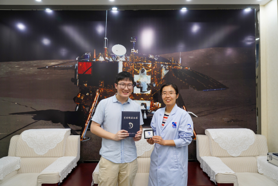 Dr Yuqi QIAN of HKU Department of Earth Sciences received the lunar samples from an official at the National Astronomical Observatories of the Chinese Academy of Sciences in Beijing.