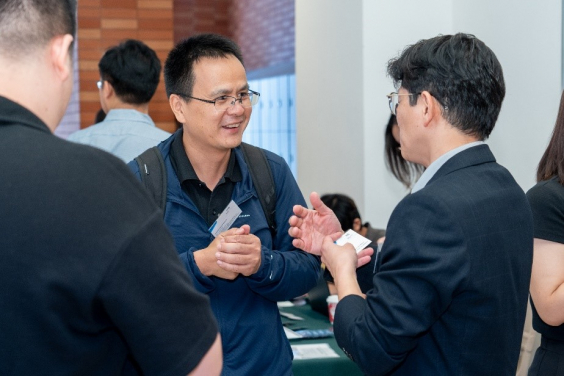 Participants enjoying the moments exchanging ideas and insights with HKU academia.