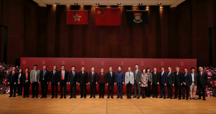 香港大學在百周年校園李兆基會議中心大會堂舉行元旦日升旗儀式。 