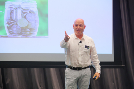 Professor Roni MICHAELY, Co-Director of HKU Jockey Club Enterprise Sustainability Global Research Institute, introduces the Institute’s mission, initiatives and research team.
 