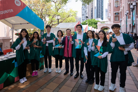 張翔教授參觀校友日限定之「扶林市集」市集，與校友親切交流。
 