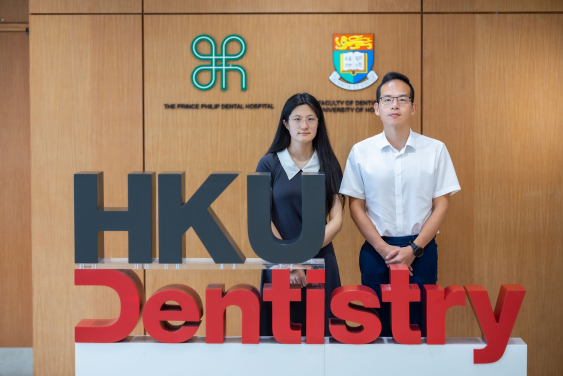 （右起） 港大牙醫學院黃適教授及博士研究生張玉鳳