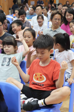 參加者投入觀賞電影及體驗靜觀活動。