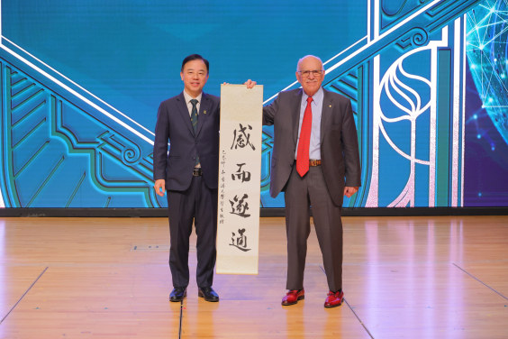 Professor Xiang Zhang presents souvenirs to Nobel Laureates. 