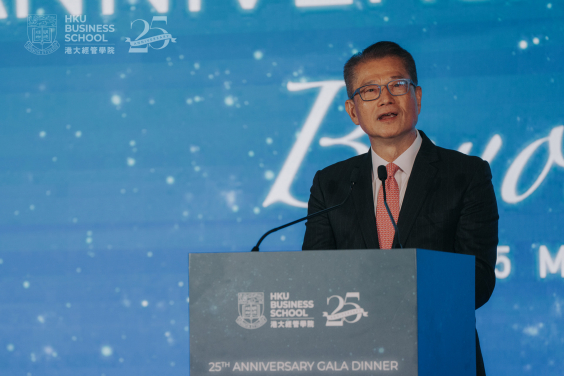 Guest of Honour Mr. Paul CHAN, Financial Secretary of the HKSAR Government, delivering his speech at HKU Business School’s 25th Anniversary Gala Dinner.