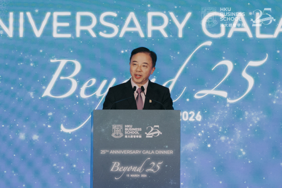 Professor Xiang ZHANG, President and Vice-Chancellor of HKU, delivering the welcoming remarks at HKU Business School’s 25th Anniversary Gala Dinner.