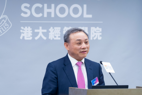 Professor Zhenhua MAO, Professor of Practice in Economics of HKU Business School and Member of Chief Executive’s Policy Unit Expert Group, presents the keynote report. 